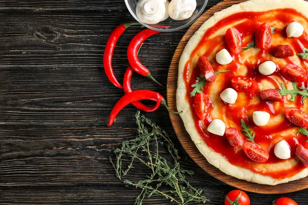 Massa Crua Para Pizza Com Ingredientes Mesa Cozinha — Fotografia de Stock