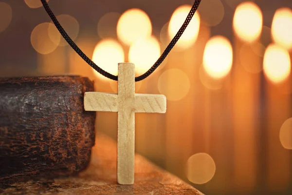 Dřevěný Kříž Proti Rozostření Světla — Stock fotografie