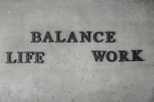 Wort Balance Leben Und Arbeit Aus Holzbuchstaben Auf Grauem Hintergrund — Stockfoto