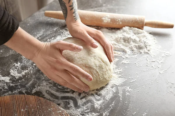 Mujer Amasando Masa Mesa Cocina — Foto de Stock