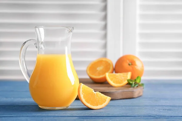 Jarro Vidro Suco Laranja Fresco Com Fatia Mesa Madeira — Fotografia de Stock