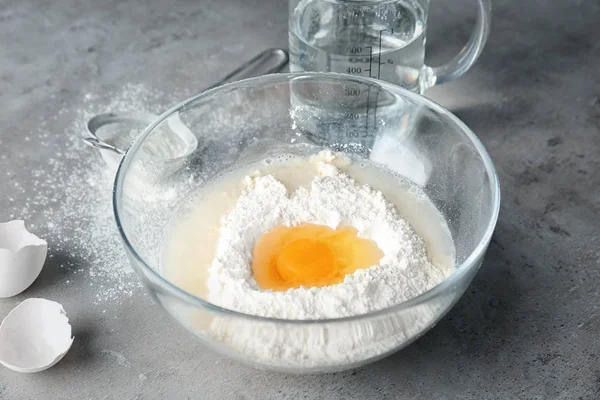 Tigela Vidro Com Ingredientes Para Massa Mesa Cozinha — Fotografia de Stock