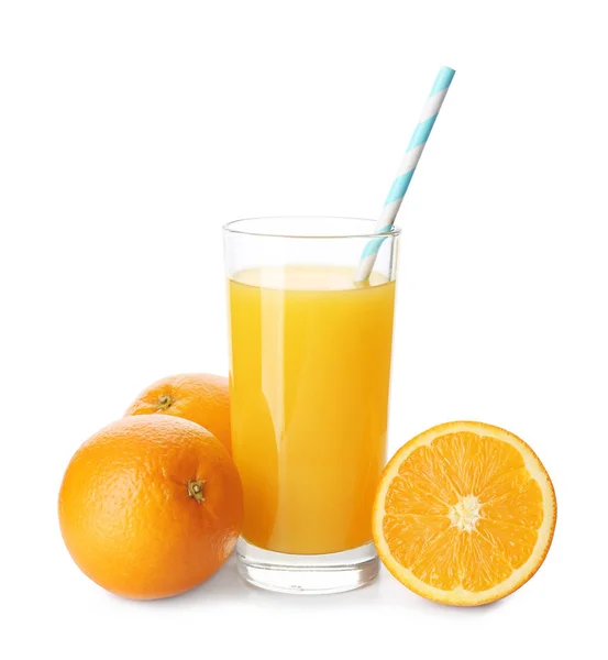 Szklanka Świeżego Soku Pomarańczowego Owocami Białym Tle — Zdjęcie stockowe