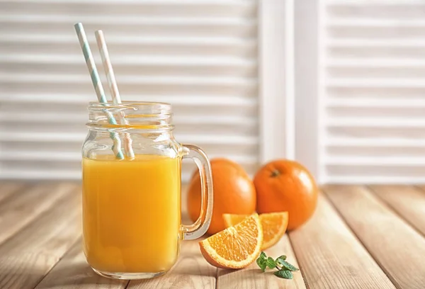木桌上切片鲜橙汁的梅森罐子 — 图库照片