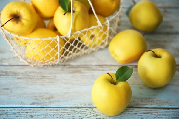 Manzanas Amarillas Maduras Sobre Fondo Madera — Foto de Stock