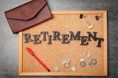 Kurulu kelime emeklilik, m-cüzdan ve gri arka plan üzerinde para ile mantar, planlama emeklilik