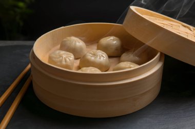 Bambu vapur ile lezzetli baozi köfte masada