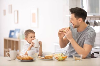 Baba oğul mutfakta kahvaltı ile