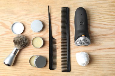 Adam ahşap arka plan üzerinde için tıraş aksesuarlar