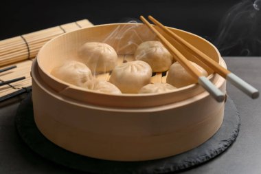Bambu vapur ile lezzetli baozi köfte masada