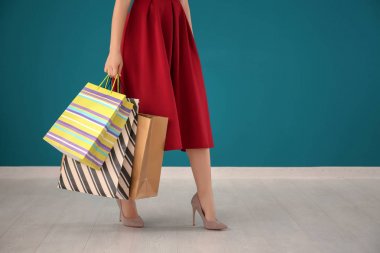 Alışveriş torbaları renk duvara olan güzel kadın