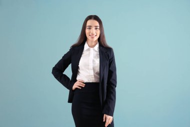 Renk arka plan üzerinde şık elbiseli güzel genç kadın