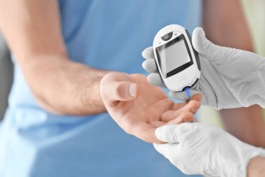 Kontrol diyabetik hastanın kan şeker seviyesi dijital Şeker Ölçüm, closeup ile doktor