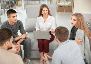 Terapist oturumu sırasında onun grup ile çalışmak