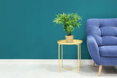 Gölgeli Ladin duvarının yakınında tablo ile son moda koltuk