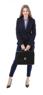 Beyaz arka plan üzerinde şık elbiseli güzel genç iş kadını