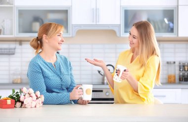 Genç kadın evde annesi ile vakit