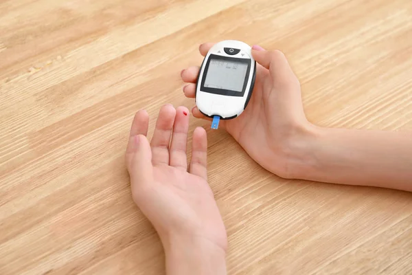 디지털 Glucometer를 테이블 당뇨병 — 스톡 사진