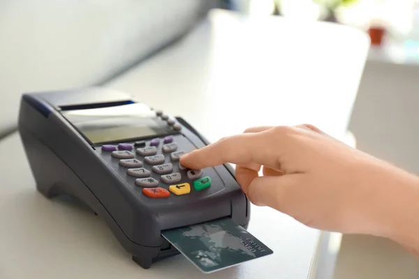 Mulher Usando Terminal Bancário Para Pagamento Com Cartão Crédito Mesa — Fotografia de Stock