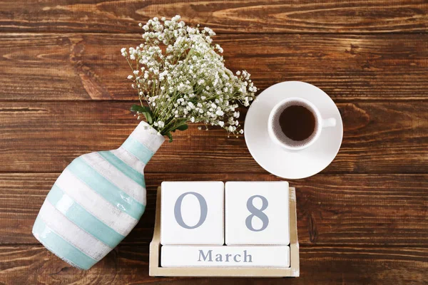 Bloku Kalendarza Filiżankę Kawy Kwiaty Tle Drewnianych Obchody Dnia Kobiet — Zdjęcie stockowe