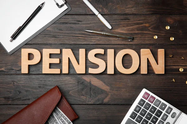 Pensión Palabra Calculadora Dinero Bolígrafos Sobre Fondo Madera — Foto de Stock