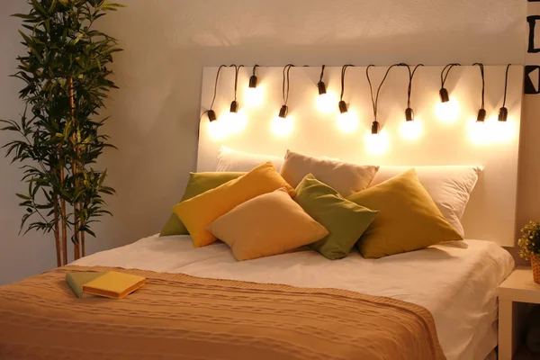 Comfortabel Tweepersoons Bed Moderne Stijlvolle Interieur Nightime — Stockfoto
