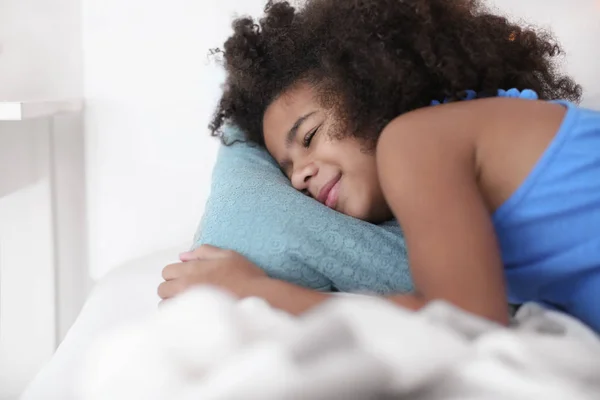 Linda Chica Afroamericana Durmiendo Cama — Foto de Stock