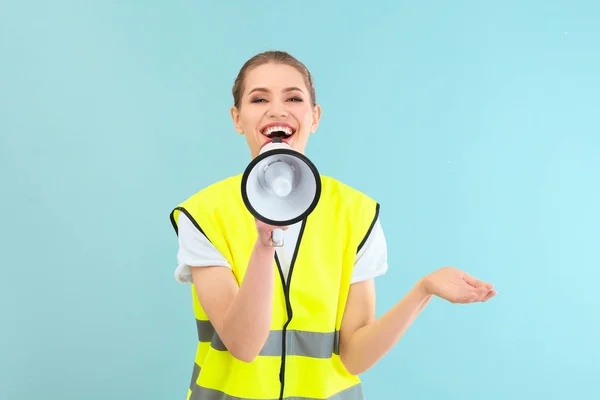 Jonge Vrouw Reflecterend Vest Schreeuwen Megafoon — Stockfoto