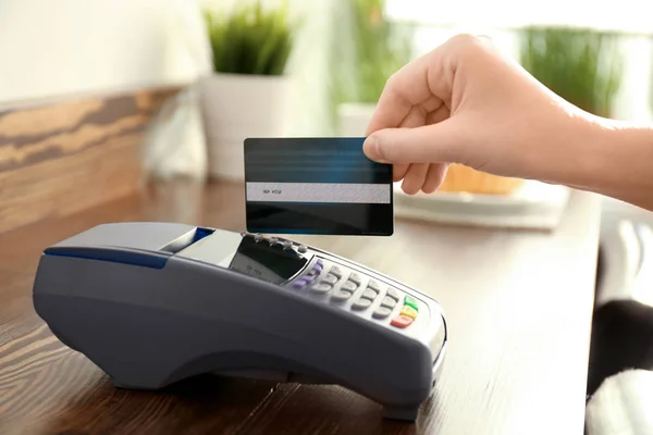 Mulher Usando Terminal Bancário Para Pagamento Cartão Crédito Mesa Madeira — Fotografia de Stock