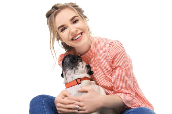 Jovem Mulher Com Cão Pug Bonito Fundo Branco Adoção Animais — Fotografia de Stock
