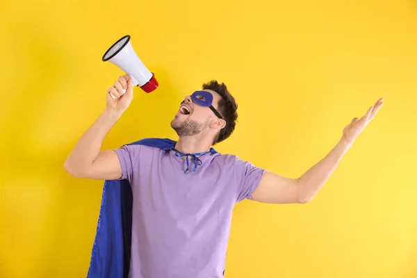 Jovem Traje Super Herói Com Megafone Fundo Amarelo — Fotografia de Stock