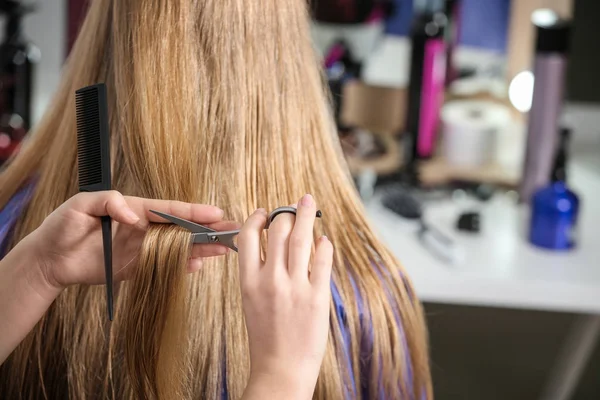 Професійний Перукар Різання Волосся Клієнта Салоні Краси — стокове фото