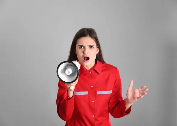 Jonge Vrouw Het Rood Pak Met Megafoon Grijze Achtergrond — Stockfoto