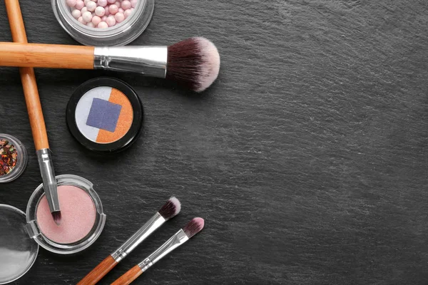 Decoratieve Cosmetica Hulpmiddelen Van Professionele Make Artiest Donkere Achtergrond — Stockfoto