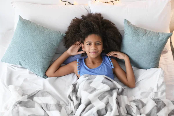 Menina Afro Americana Bonito Cama — Fotografia de Stock