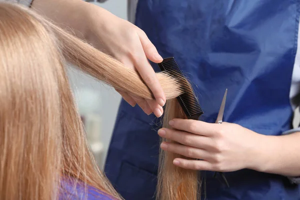 Profesyonel Kuaför Kesim Müşterinin Saç Güzellik Salonu — Stok fotoğraf
