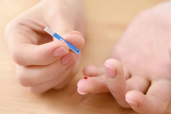 Kan Şekeri Kontrolü Closeup Için Test Şeridi Kullanan Kadın — Stok fotoğraf