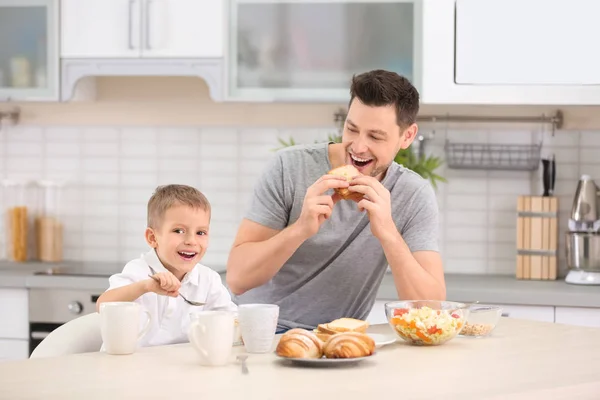 父亲与儿子在厨房吃早饭 — 图库照片