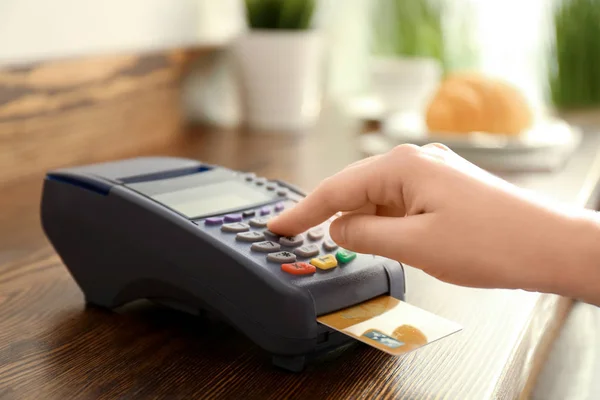 Mulher Usando Terminal Bancário Para Pagamento Cartão Crédito Mesa Madeira — Fotografia de Stock