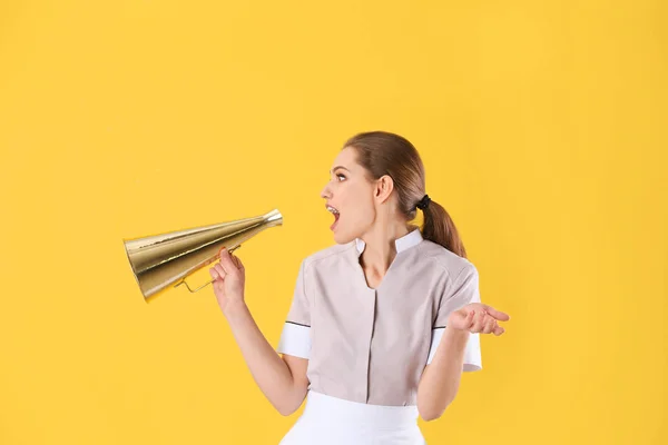 Camarera Joven Con Megáfono Sobre Fondo Amarillo — Foto de Stock