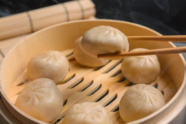 Cocinar Sabrosas Albóndigas Baozi Vapor Bambú Primer Plano — Foto de Stock