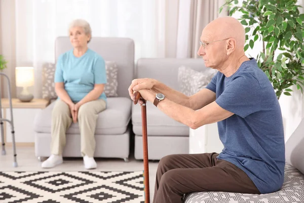 Personas mayores en casa. Cuidados de personas mayores — Foto de Stock