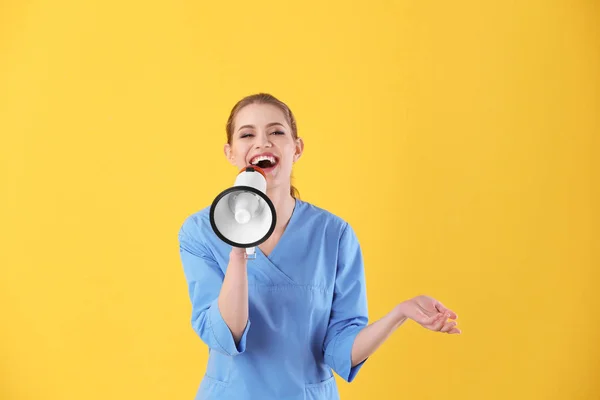 Doctora Joven Con Megáfono Sobre Fondo Amarillo — Foto de Stock