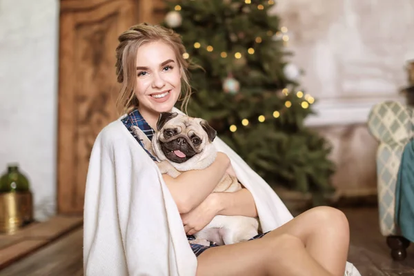 自宅でかわいいパグ犬と若い女性 ペット採用 — ストック写真