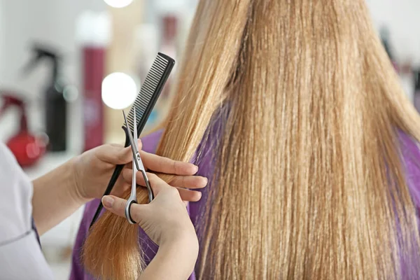 Coiffeur Professionnel Coupant Les Cheveux Client Dans Salon Beauté — Photo