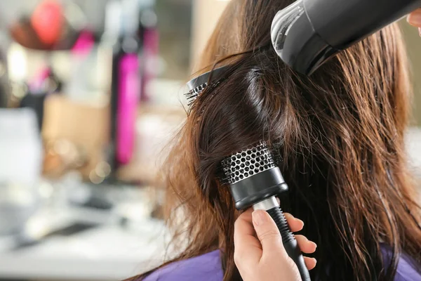 Професійний Перукар Сушіння Волосся Клієнта Салоні Краси — стокове фото