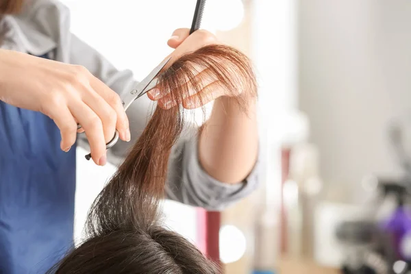 Professionele Kapper Snijden Cliënt Haar Beauty Salon — Stockfoto