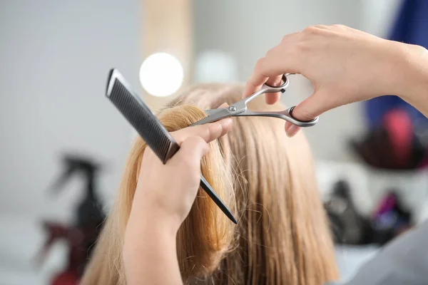 Coiffeur Professionnel Coupant Les Cheveux Client Dans Salon Beauté — Photo