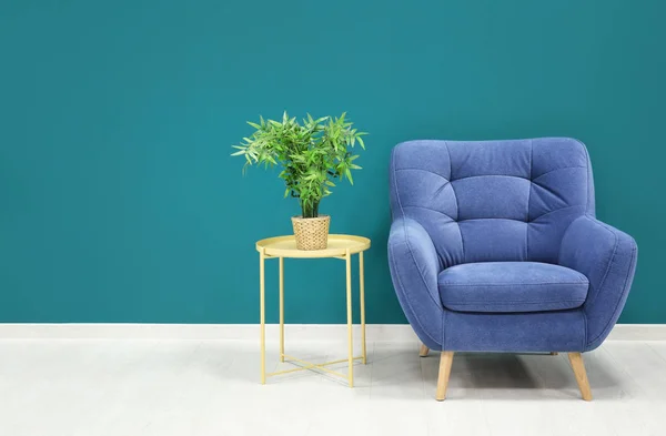 Trendy Armchair Table Shaded Spruce Wall — Stock Photo, Image