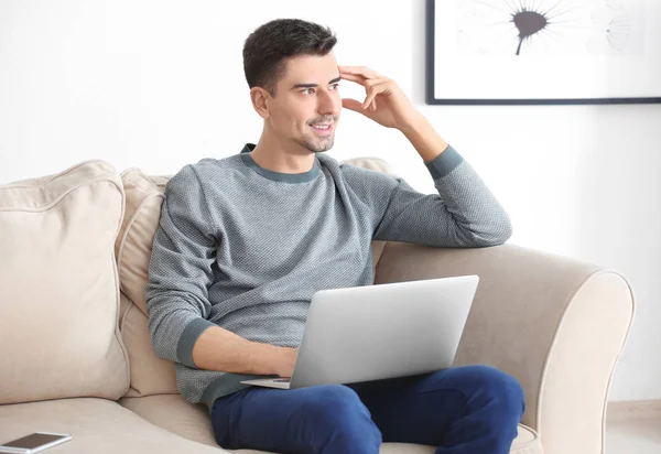 Hombre Joven Que Trabaja Con Ordenador Portátil Casa —  Fotos de Stock